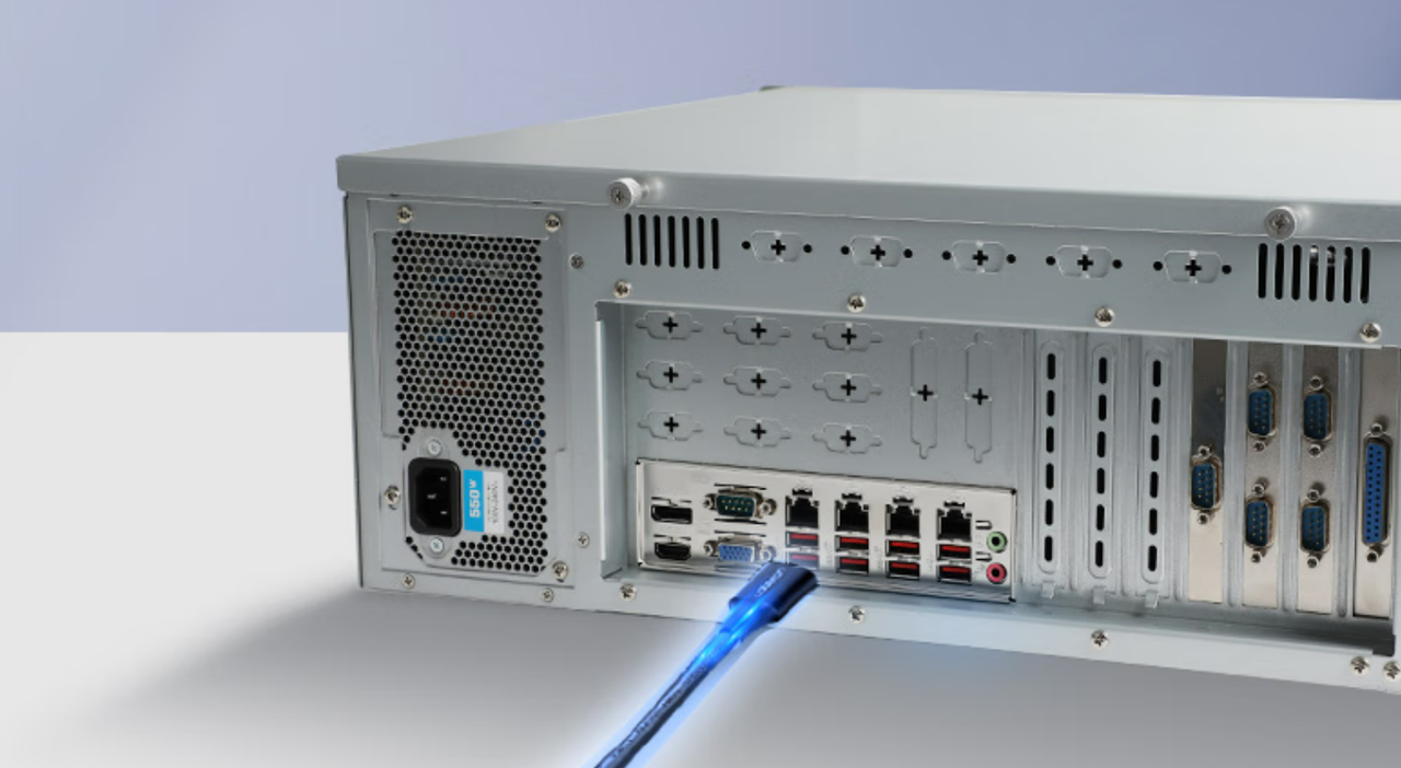 該設備板載7個PCIe插槽——1個PCIe*16（Gen15）或2個PCIe*8（Gen5），1個PCIe*1，4個PCI*4。