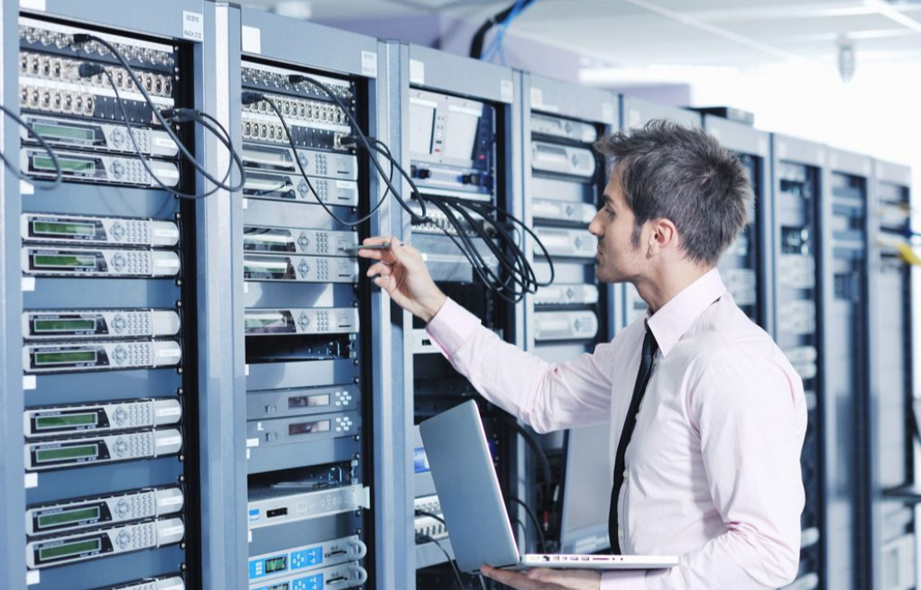 通訊行業(yè)中工控機(jī)應(yīng)用非常廣泛，通過工控機(jī)可以快速地配置基站和采集數(shù)據(jù)，進(jìn)行對(duì)通信網(wǎng)絡(luò)的合理監(jiān)控和管理。